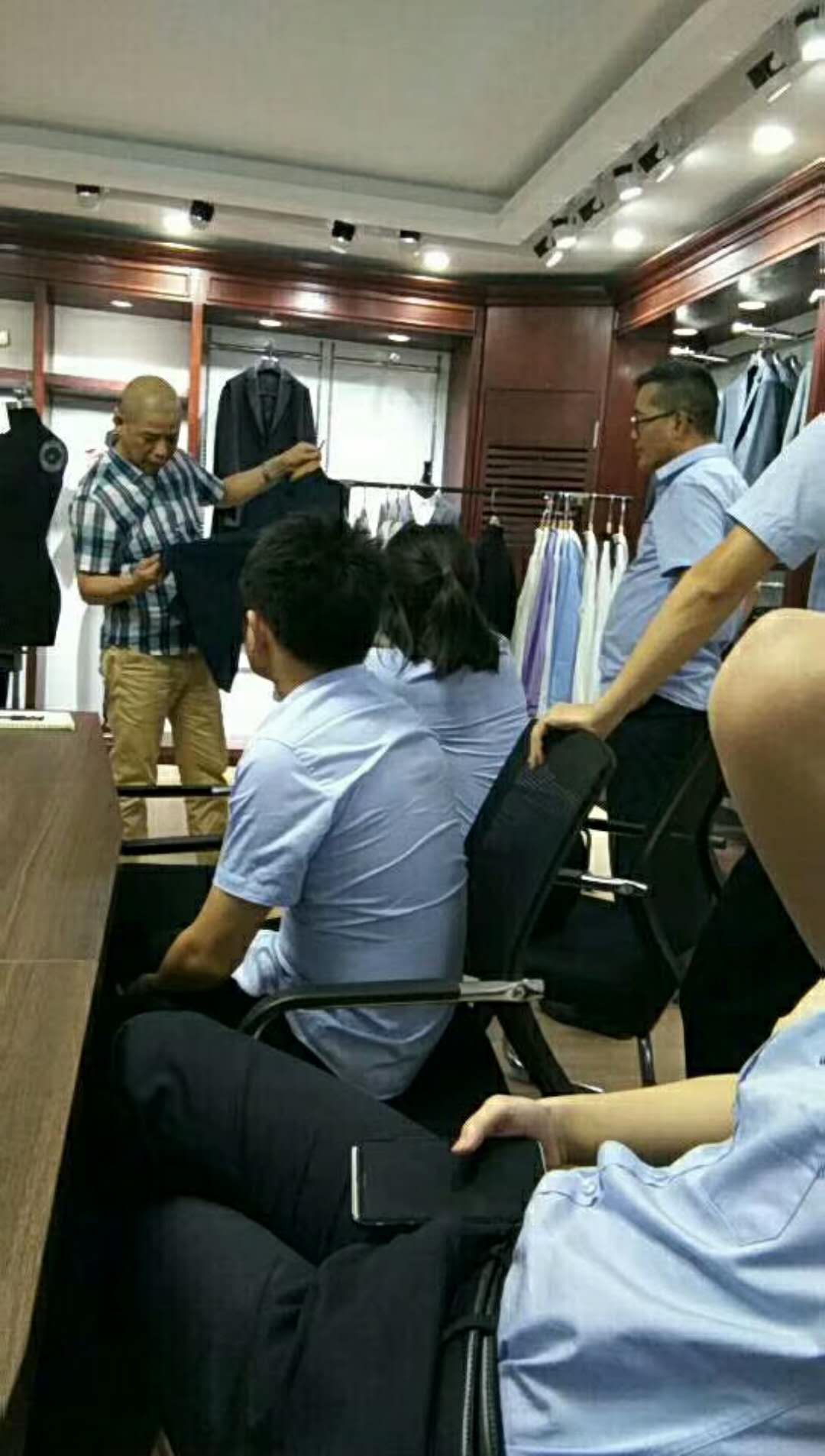 公司組織多款樣衣評(píng)審!